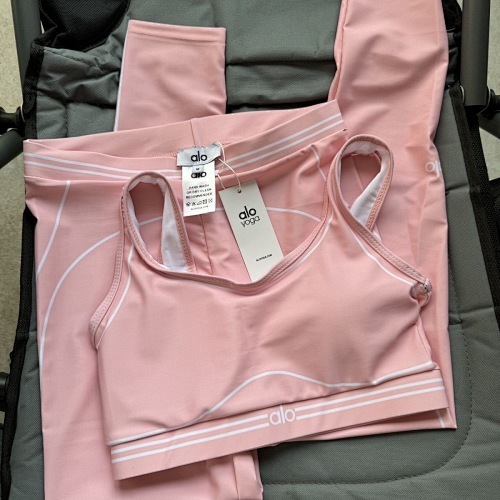 סט אימוני יוגה Alo Yoga