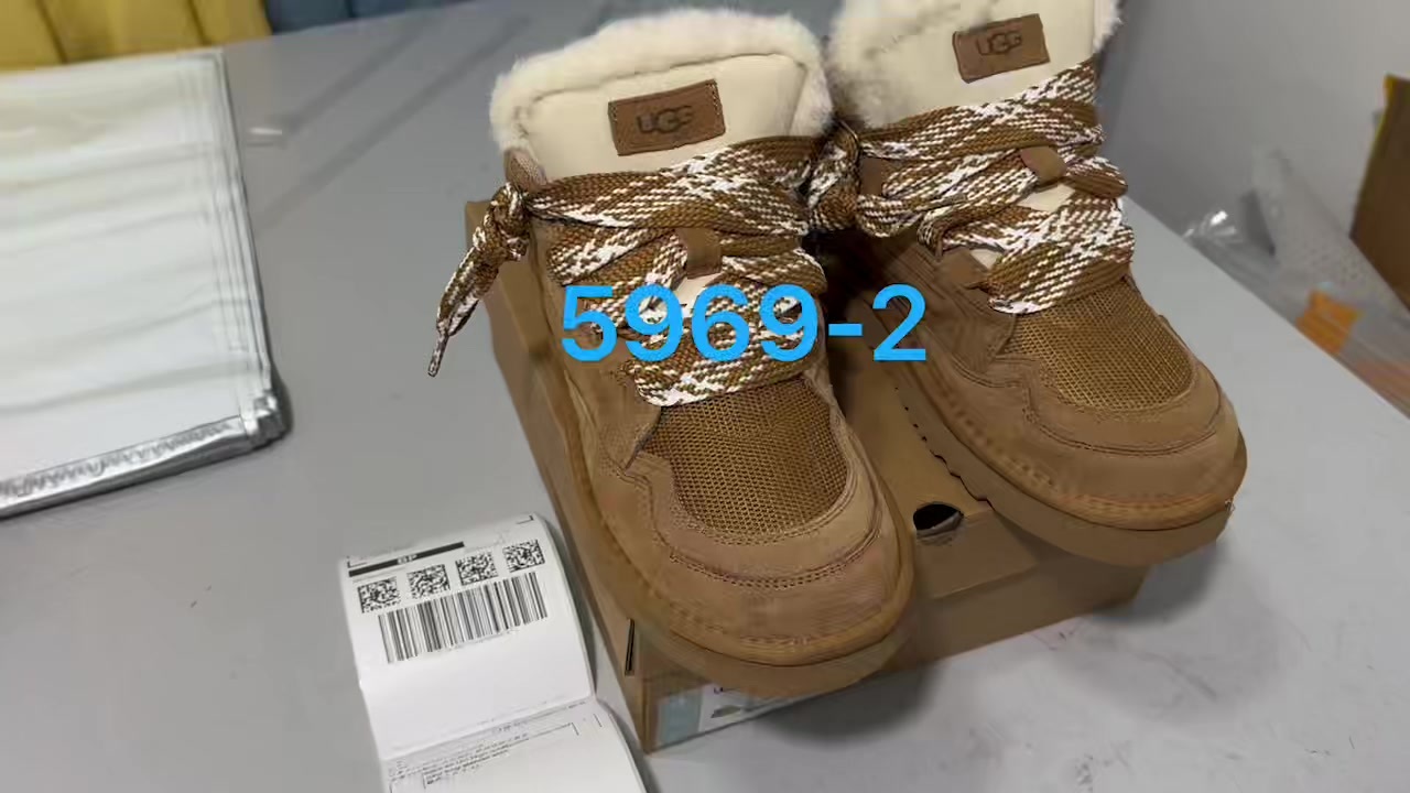 נעלי UGG